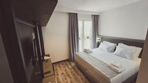 Postel nebo postele na pokoji v ubytování Oborri Shkodran Boutique Hotel