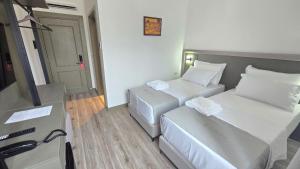 Postel nebo postele na pokoji v ubytování Oborri Shkodran Boutique Hotel