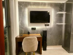 TV a/nebo společenská místnost v ubytování NOIDA Luxury Apartment - Booking Half Day or Night also available