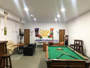萨兰达Hostel Casa Mia SR的有台球桌的台球室