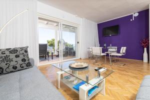 TV a/nebo společenská místnost v ubytování Apartments Dobronic