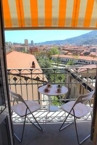 een tafel en stoelen op een balkon met uitzicht bij APT Il Rifugio del Marinaio in La Spezia
