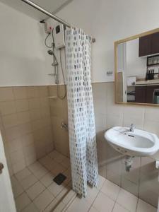 a bathroom with a shower and a sink at Casa Solana in Dao