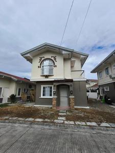 a small white house with a front door on a street at Casa Solana in Dao