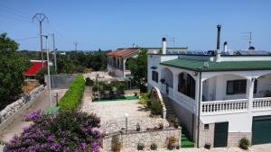 an aerial view of a house with a garden at Villa Settebello Casa Vacanze in Ceglie Messapica