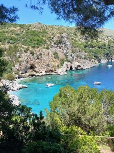 LentiscosaにあるLa Casa del Lentiscoの川に浮かぶボートの景色