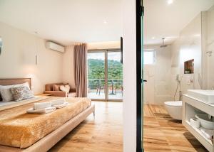 Postel nebo postele na pokoji v ubytování Ion Rooms