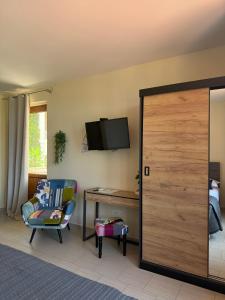 TV a/nebo společenská místnost v ubytování Apartments Villa Dinka