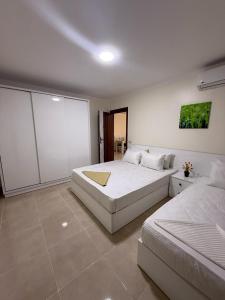 une chambre avec deux lits dans l'établissement TiBa Golden Resort, à Hurghada