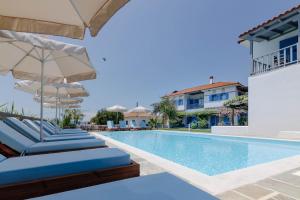 Bazén v ubytování Aktaion Hotel nebo v jeho okolí