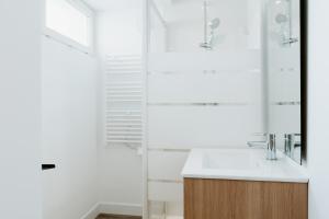 een badkamer met een wastafel en een spiegel bij Washington 1 in Le Havre