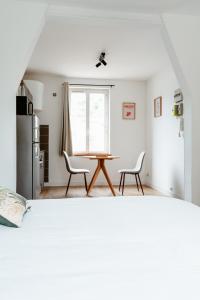 een keuken met een tafel en stoelen in een kamer bij Washington 1 in Le Havre
