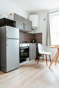 een keuken met een witte koelkast en een stoel bij Washington 1 in Le Havre +19 foto's
