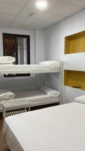 Postel nebo postele na pokoji v ubytování Benarrabá Hostel