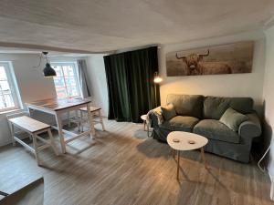 a living room with a couch and a table at Fachwerk Duck Dich in Melsungen