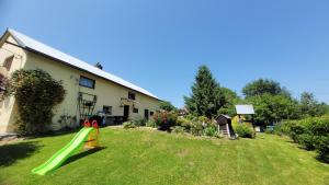 波兰尼卡-兹德鲁伊Agroturystyka u Joli的草地上带滑梯的后院