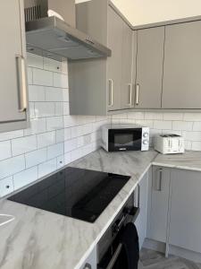 Η κουζίνα ή μικρή κουζίνα στο Luxury Three Bedroom Duplex Apartment Torquay Marina