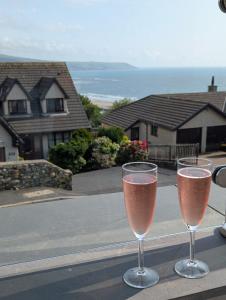 - deux verres de vin assis sur une table dans l'établissement Ruby's Watch, à Barmouth