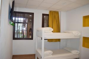Postel nebo postele na pokoji v ubytování Benarrabá Hostel