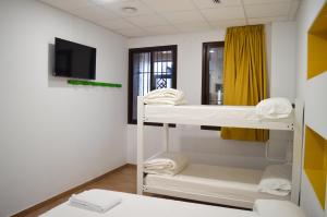 Postel nebo postele na pokoji v ubytování Benarrabá Hostel