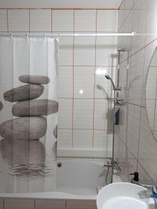 baño con ducha con una pila de rocas en Luxury Apartment No. 202 (Napa Ace), en Ayia Napa