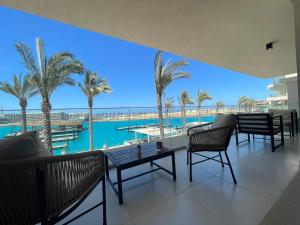 Zimmer mit Blick auf den Pool und die Palmen in der Unterkunft Sea View 3 Bedroom in Marassi North Coast Azur 207 in El-Alamein