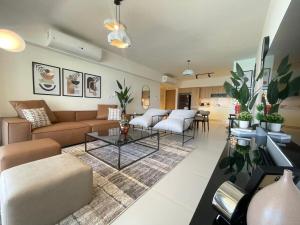 ein Wohnzimmer mit Sofa und Tisch in der Unterkunft Sea View 3 Bedroom in Marassi North Coast Azur 207 in El-Alamein