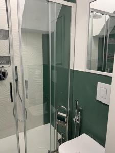 eine Glasdusche in einem Badezimmer mit Toilette in der Unterkunft mistral'25 in Cefalú