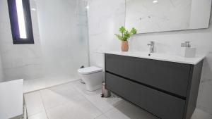 サン・ファン・デ・ロス・テレロスにあるVilla Centauroの洗面台とトイレ付きのバスルーム