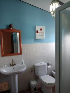 a bathroom with a toilet and a sink and a mirror at Casa Rural El Balcón de Cazorla in Tiscar