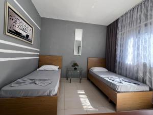 Postel nebo postele na pokoji v ubytování Dhoma Pushimi ' ERGI '