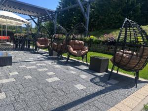 grupa krzeseł siedzących na patio w obiekcie Hotel Jakuszyce Sport & Spa w Szklarskiej Porębie