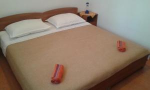 Una cama con dos ruedas en un dormitorio. en Apartments MARE, en Ždrelac