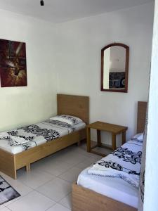 Postel nebo postele na pokoji v ubytování Dhoma Pushimi ' ERGI '