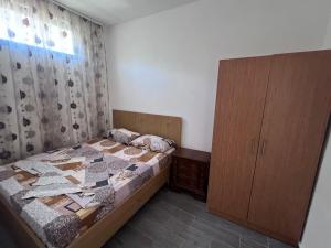 Postel nebo postele na pokoji v ubytování Dhoma Pushimi ' ERGI '