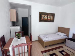 Postel nebo postele na pokoji v ubytování Dhoma Pushimi ' ERGI '