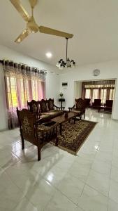 un salon avec un canapé et un tapis dans l'établissement Southern Breeze Homestay Weligama, à Walliwala East