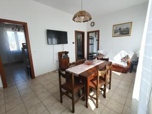 a dining room with a table and a couch at Belemi's House in Ca Venier