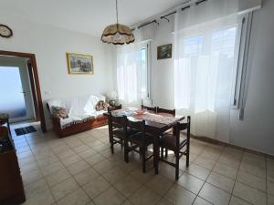 a dining room with a table and chairs and a couch at Belemi's House in Ca Venier