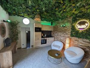 a living room with plants on the ceiling at La Bay Secrète in Sorgues