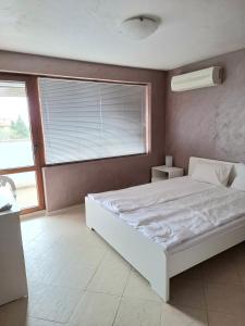 Fotografie z fotogalerie ubytování SUN SEA 3BDR PENTHOUSE, Ravda v destinaci Ravda