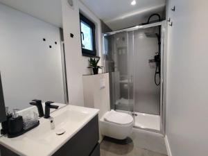 マリ・ロシニにあるSea view Lunesa by Vellaris, Luxury Mobile Homeのシャワー、トイレ、洗面台を備えたバスルーム +68枚の写真