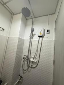 bagno con doccia e soffione di brk บีอาร์เค ดอนเมือง เมืองทอง a Bangkok