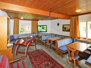 Televízia a/alebo spoločenská miestnosť v ubytovaní holiday home Bergheim, Fügen