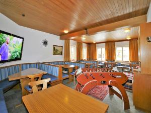 Televízia a/alebo spoločenská miestnosť v ubytovaní holiday home Bergheim, Fügen