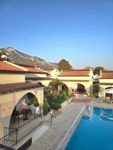 Бассейн в Five Fingers Holiday Bungalows или поблизости +28 фотографий