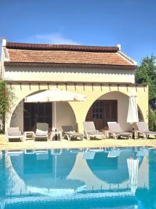 Бассейн в Five Fingers Holiday Bungalows или поблизости