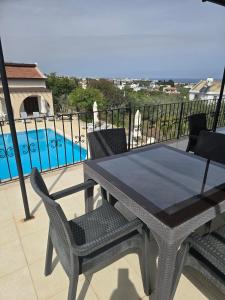 Бассейн в Five Fingers Holiday Bungalows или поблизости