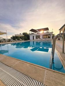 Бассейн в Five Fingers Holiday Bungalows или поблизости