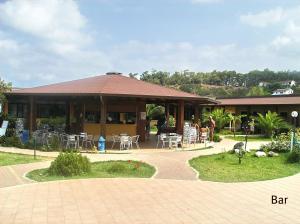 um edifício com mesas e cadeiras em frente em Hotel Residence Riviera Calabra em Zambrone